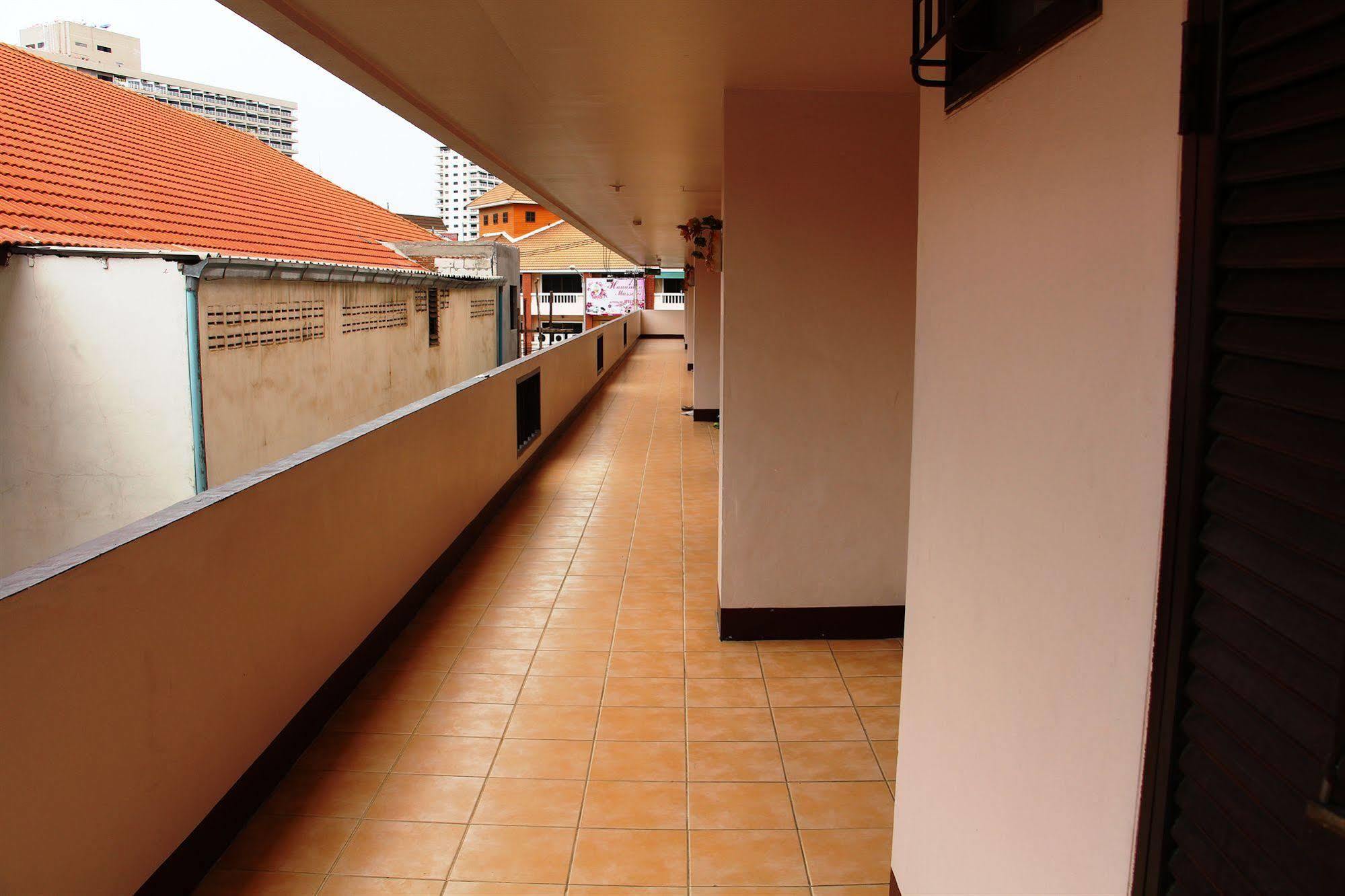 Jomtien Good Luck Apartment ภายนอก รูปภาพ